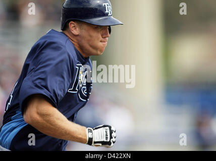1. März 2013 - Dunedin, Florida, USA - wird VRAGOVIC | Zeiten. Die Strahlen Shelley Duncan Köpfe erstmals nach der Kollision mit einem doppelten während der Frühlings-Training-Spiel zwischen den Tampa Bay Rays und der Toronto Blue Jays in Florida Auto Exchange Stadium in Dunedin, Florida auf Freitag, 1. März 2013. Die Strahlen verlor 5: 4 für die Blue Jays zu verlieren. (Kredit-Bild: © Willen Vragovic/Tampa Bay Times/ZUMAPRESS.com) Stockfoto