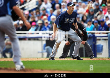 1. März 2013 - Dunedin, Florida, USA - wird VRAGOVIC | Zeiten. Der Strahlen Shelley Duncan auf dem ersten Base während der Frühlings-Training-Spiel zwischen den Tampa Bay Rays und der Toronto Blue Jays in Florida Auto Exchange Stadium in Dunedin, Florida auf Freitag, 1. März 2013. Die Strahlen verlor 5: 4 für die Blue Jays zu verlieren. (Kredit-Bild: © Willen Vragovic/Tampa Bay Times/ZUMAPRESS.com) Stockfoto
