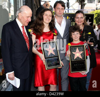 28. Februar 2013 - Hollywood, Kalifornien, US - I15588CHW. Richard Burton posthum geehrt mit Stern auf dem Hollywood Walk Of Fame.6336 Hollywood Boulevard, Hollywood, CA .03/01/2013. HERR ROWE-BEDDOE, CHARLOTTE RITCHIE, MORGAN RITCHIE UND MARIA BURTON. 2013 (Kredit-Bild: © Clinton Wallace/Globe Photos/ZUMAPRESS.com) Stockfoto