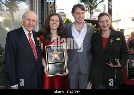 28. Februar 2013 - Hollywood, Kalifornien, US - I15588CHW. Richard Burton posthum geehrt mit Stern auf dem Hollywood Walk Of Fame.6336 Hollywood Boulevard, Hollywood, CA .03/01/2013. HERR ROWE-BEDDOE, CHARLOTTE RITCHIE, MORGAN RITCHIE UND MARIA BURTON. 2013 (Kredit-Bild: © Clinton Wallace/Globe Photos/ZUMAPRESS.com) Stockfoto