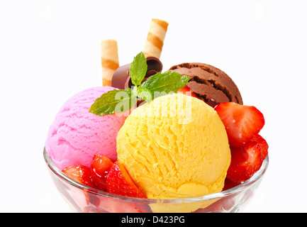 Eisbecher mit Erdbeeren und Waffelröllchen Stockfoto