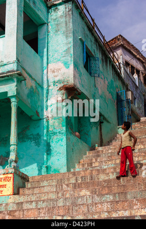 Haus an den Ghats von Varanasi, Indien Stockfoto