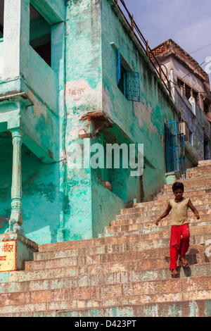 Haus an den Ghats von Varanasi, Indien Stockfoto