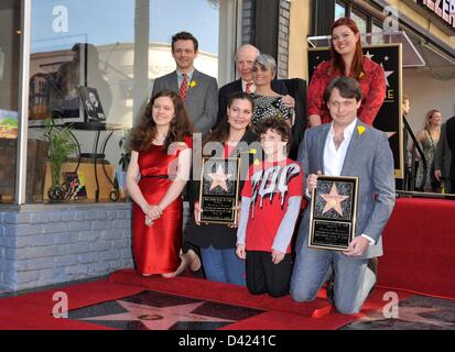 Maria Burton, Michael Sheen, David Rowe-Beddoe, Morgan Ritchie, Charlotte Ritchie, Liza Todd Tivey bei der Induktion Zeremonie für Stern auf dem Hollywood Walk of Fame für Richard Burton, Hollywood Boulevard, Los Angeles, CA 1. März 2013. Foto von: Elizabeth Goodenough/Everett Collection Stockfoto