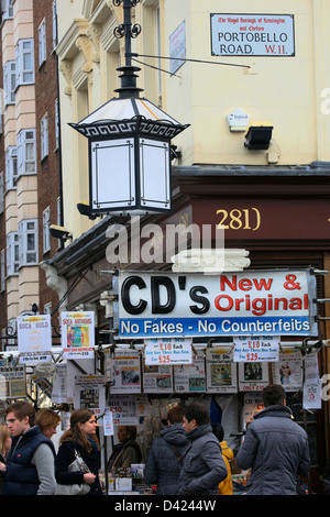 Portobello Market, im Stadtteil Notting Hill, größte Antiquitätenmarkt im Vereinigten Königreich, berühmte Sehenswürdigkeiten [Editorial nur] Stockfoto