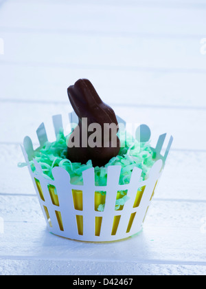 Oster-Cupcakes auf weißen Tisch dekoriert. Stockfoto