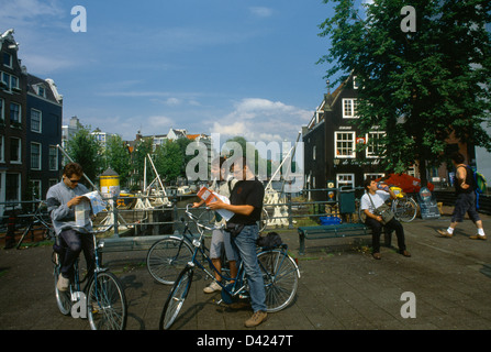 Amsterdam Holland Eine Gruppe von Radfahrern auf der Suche und Karten Sint Antoniesluis Schleuse Stockfoto