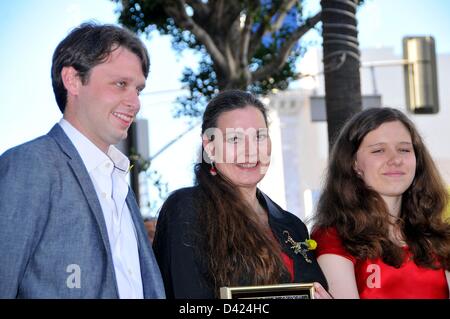 Morgan Ritchie, Maria Burton, Charlotte Ritchie bei der Induktion Zeremonie für Stern auf dem Hollywood Walk of Fame für Richard Burton, Hollywood Boulevard, Los Angeles, CA 1. März 2013. Foto von: Michael Germana/Everett Collection Stockfoto