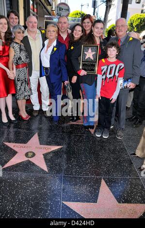 Charlotte Ritchie, Morgan Ritchie, Maria Burton bei der Induktion Zeremonie für Stern auf dem Hollywood Walk of Fame für Richard Burton, Hollywood Boulevard, Los Angeles, CA 1. März 2013. Foto von: Michael Germana/Everett Collection Stockfoto