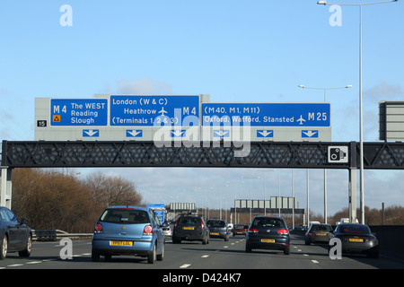 Verkehr auf der Autobahn M25 an M4 Junction England Stockfoto