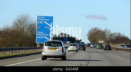 Verkehr auf der Autobahn M40 und Road Sign England Stockfoto