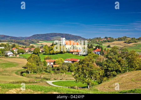 Idyllische grüne Natur der kroatischen Dorf Glogovnica mit gotischen Kirche, Prigorje Region, Kroatien Stockfoto