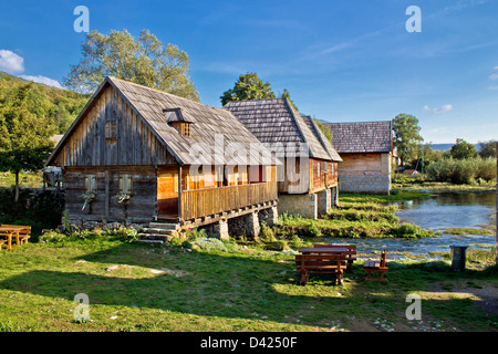 Historische Altstadt mit Holzhütten auf Gacka Fluss Quelle, Majerovo Vrilo, Lika, Kroatien Stockfoto