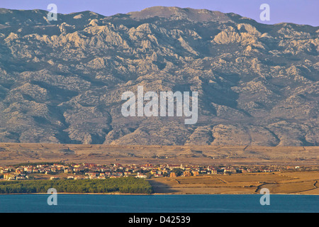 Stadt von Povljana auf der Insel Pag und Velebit Küsten Berg in Dalmatien, Kroatien Stockfoto