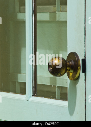 Eine alte Bronze Türklinke auf leichte blaue Tür Stockfoto