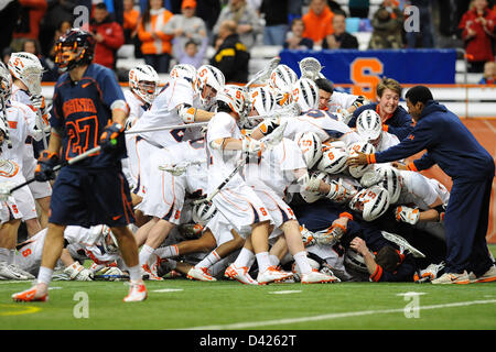 1. März 2013 - Syracuse, New York, USA - 1. März 2013: Syracuse Orange Spieler feiern ihren 9-8 Überstunden Sieg nach einer NCAA Lacrosse-Spiel zwischen den Virginia Cavaliers und Syracuse Orange an den Carrier Dome in Syracuse, New York. Stockfoto