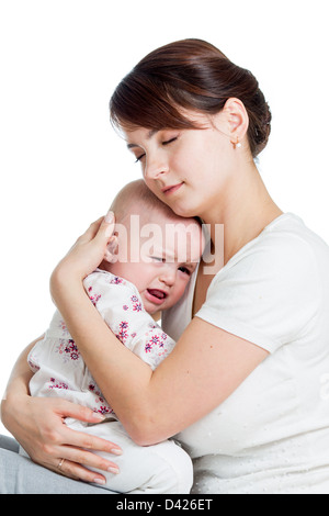 Mutter versucht zu trösten, ihr schreiendes Baby, isoliert Stockfoto