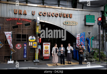 Posten des zweiten Weltkriegs Yurakucho Concourse, Restaurants und trinken Einrichtungen versteckt unter den Bahngleisen in Tokio Stockfoto