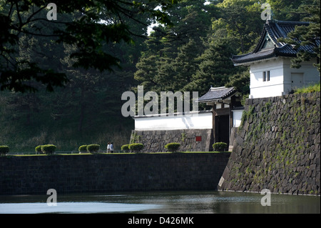 Sakuradamon Tor am Burggraben der ehemaligen Burg Edo, beherbergt heute die Hofburg im Herzen von Chiyoda-Ku, Tokio. Stockfoto