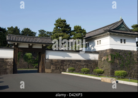 Sakuradamon Tor am Burggraben der ehemaligen Burg Edo, beherbergt heute die Hofburg im Herzen von Chiyoda-Ku, Tokio. Stockfoto