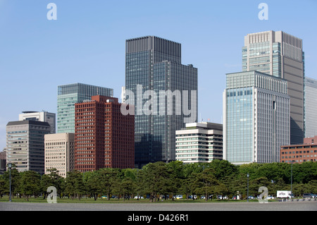 Die Innenstadt von hohen Bürogebäuden im Geschäftsviertel Marunouchi gesehen aus dem Kaiserpalast in Hibiya, Tokio. Stockfoto