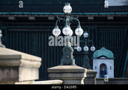 Ein Imperial Palace Guard steht Uhr an der Pforte Nijubashi Brücke einmal Teil der Edo-Burg im Herzen von Tokio. Stockfoto