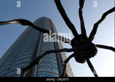 Maman Spinne Skulptur durch die französische Künstlerin Louise Bourgeois dominiert die Ansicht der Roppongi Hills Mori Tower von Roku-Roku-Plaza. Stockfoto