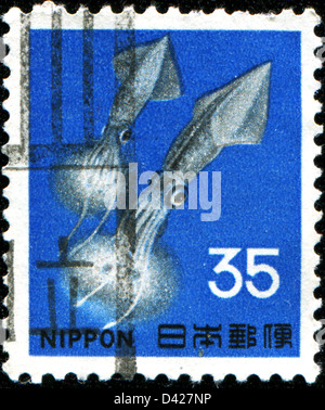 JAPAN - ca. 1969: Eine Briefmarke gedruckt in Japan zeigt zwei Tintenfische, ca. 1969 Stockfoto