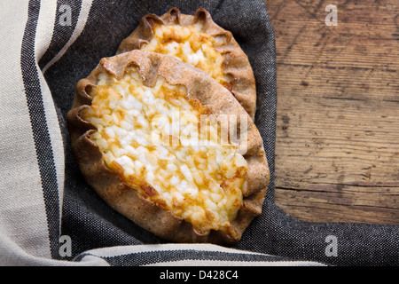 Traditionellen finnischen Karelische Pasteten auf rustikalen hölzernen Hintergrund Stockfoto