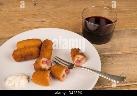 Portion Kroketten mit Schinken und Bechamel-Füllung Stockfoto