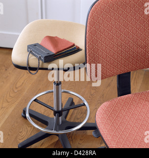 Nahaufnahme von Beige und gemusterten Bürodrehstühle Stockfoto