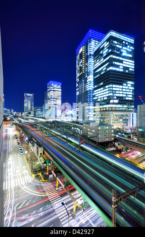 Hochbahn Linien und Verkehr in Ginza, Tokyo, Japan. Stockfoto