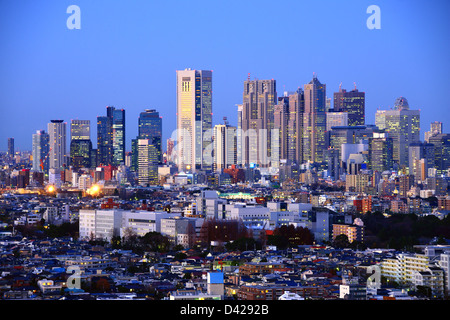 Skyline von Nishi-Shinjuku, der Wolkenkratzer Bezirk von Tokio, Japan.