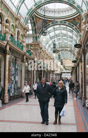 Paare, die durch County Arcade in Leeds, England UK Stockfoto