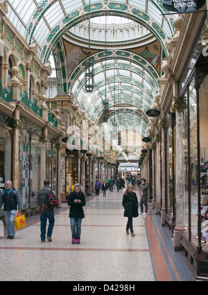 Käufer zu Fuß durch Grafschaft Arcade Leeds, England Großbritannien Stockfoto