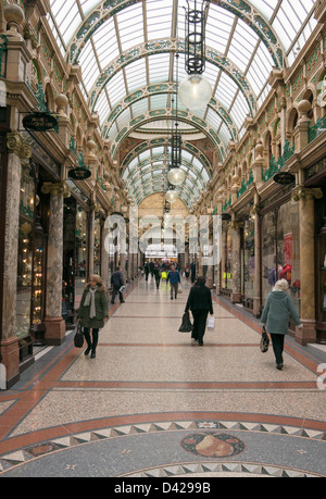 Käufer zu Fuß durch Grafschaft Arcade Leeds, England Großbritannien Stockfoto