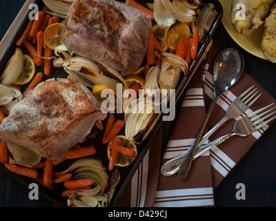Schweinefleisch-Löwe mit Karotten, Zwiebeln und Zitronen. Stockfoto