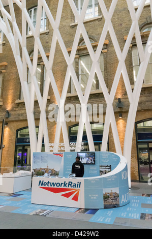 Network Rail Schreibtisch innerhalb der neuen Bahnhofshalle Bahnhof Kings Cross, London Stockfoto