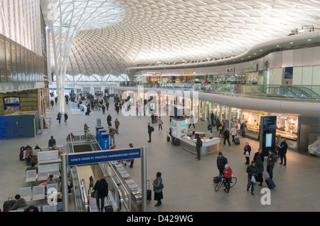 Passagiere in der neuen Halle des Bahnhof Kings Cross, London Stockfoto