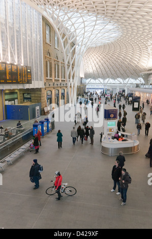 Passagiere in der neuen Halle des Bahnhof Kings Cross, London Stockfoto