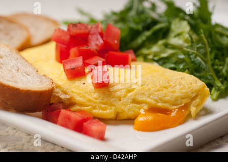 hausgemachte Omelette mit Käse Tomaten und Rucola Rucola arugola Stockfoto