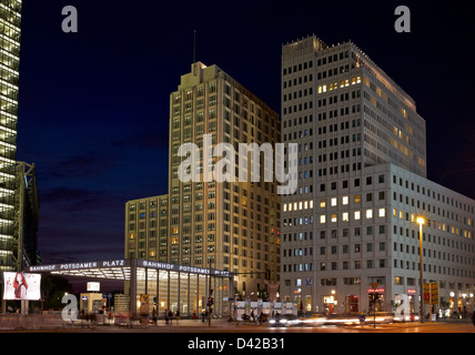 Berlin, Deutschland, das Beisheim Center am Potsdamer Platz am Abend Stockfoto