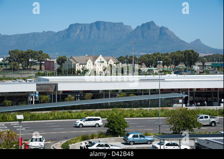 Flughafen Kapstadt Mietwagen-Büros, Hotel und den Tafelberg. Südafrika Stockfoto