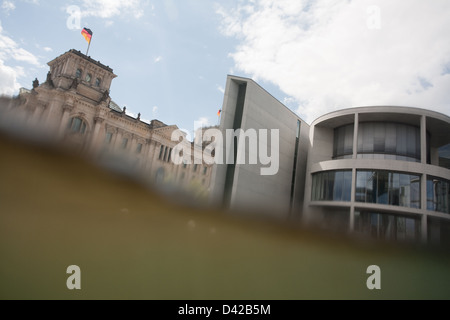 Berlin, Deutschland, Wellen der Spree, der Reichstag und das Paul-Loebe-Haus Stockfoto