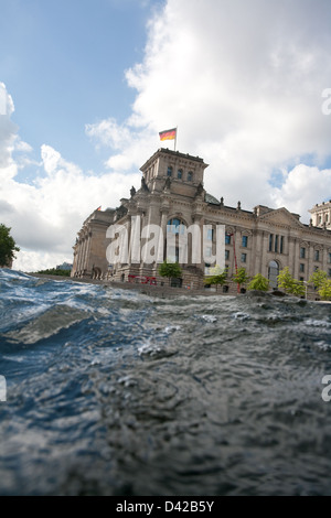 Berlin, Deutschland, die Wellen der Spree im Reichstag Stockfoto