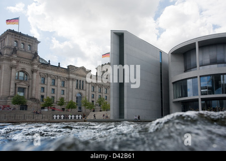 Berlin, Deutschland, Wellen der Spree, der Reichstag und das Paul-Loebe-Haus Stockfoto