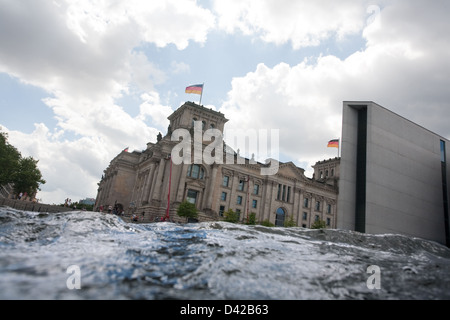 Berlin, Deutschland, Wellen der Spree, der Reichstag und das Paul-Loebe-Haus Stockfoto