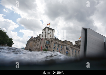 Berlin, Deutschland, Wellen der Spree, der Reichstag und das Paul-Loebe-Haus Stockfoto