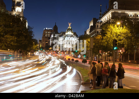 Madrid, Spanien, center am Abend an der Gran Via, im Hintergrund das Edificio Metropolis Stockfoto