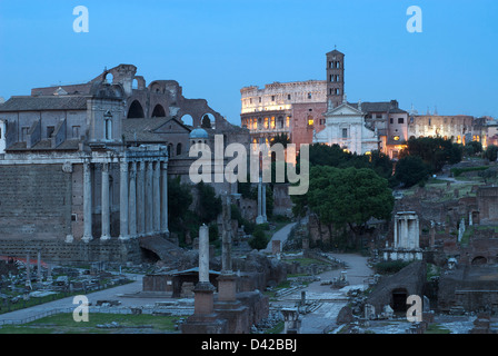 Rom, Italien, Dämmerung über das Forum Romanum mit dem Kolosseum im Hintergrund Stockfoto